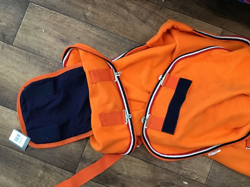 Orange tykt fleecedekken med broddering