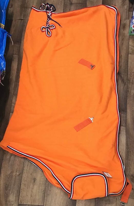 Orange tykt fleecedekken med broddering